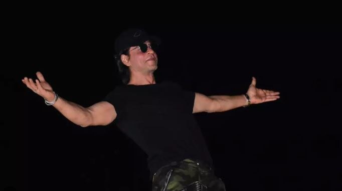 Shah Rukh Khan Birthday: মধ্যরাতে মন্নতের বাইরে জনজোয়ার! জন্মদিনে ফ্যানদের উদ্দেশ্যে কী লিখলেন কিং খান?