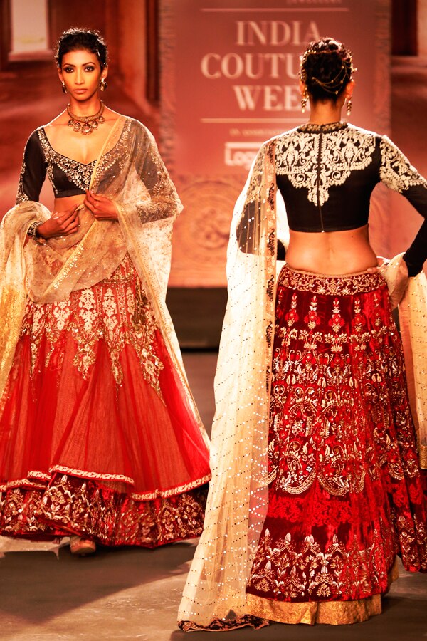 A model displays a dress created by Indian designer Anju Modi at the India Couture Week, held by Fashion Design Council of India, in New Delhi, India, (AP Photo/Saurabh Das)