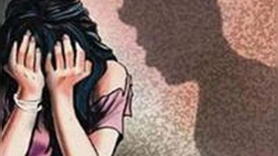 গণধর্ষণের শিকার, সুবিচার না পেয়ে সুপ্রিমকোর্ট চত্ত্বরে আত্মহত্যার চেষ্টা আইনজীবীর 