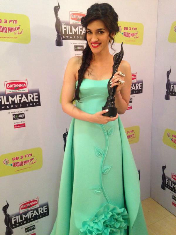 Kriti Sanon :- Thank u @filmfare , @sabbir24x7 Sajid sir and everyone who supported me!!! This black lady means alot! Yayyy -twitter

