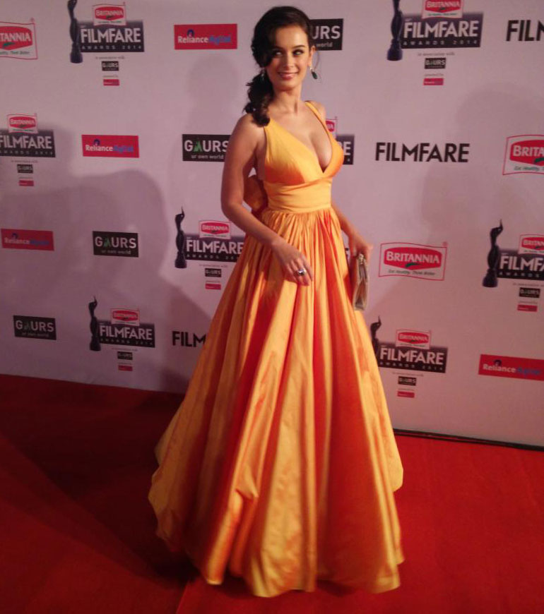 Filmfare -: Sexy lady @evelyn_sharma scorches up the heat at the red carpet of the 60th #BritanniaFilmfareAwards! -twitter

