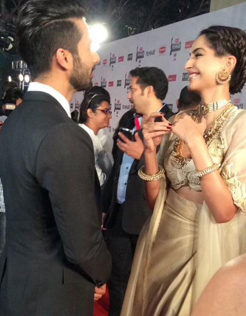 Sonam-Kapoor :- Arent they adorable?? @sonamakapoor and @shahidkapoor at the @filmfare awards red carpet -twitter
