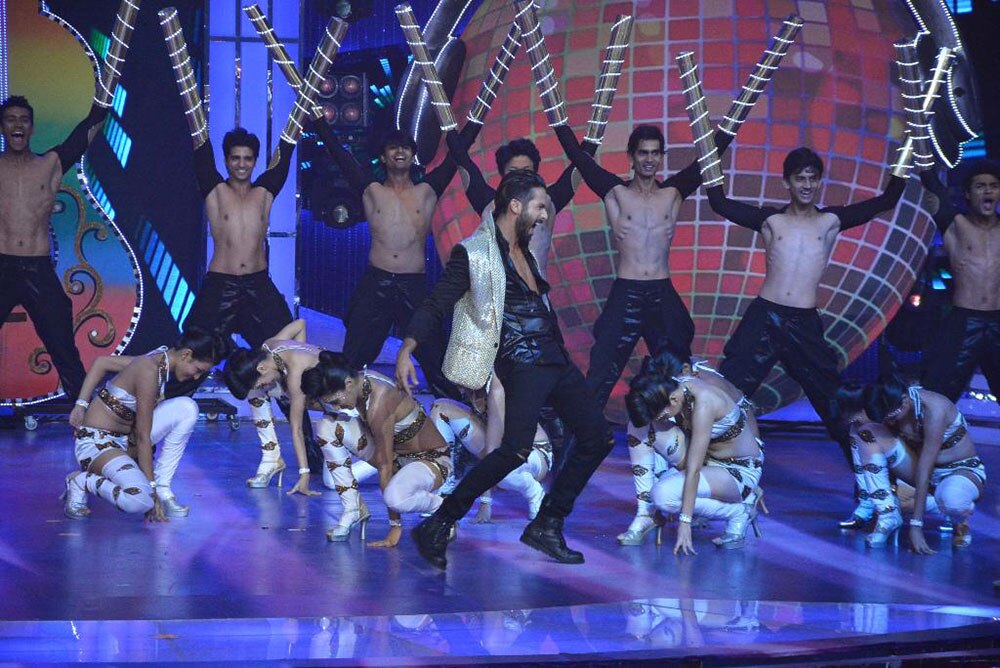 @shahidkapoor 's #dhatingnaach at @fbb_india #Feminamissindia2015 grand finale at @yrf studios.2nd runner up Vartika Singh -twitter