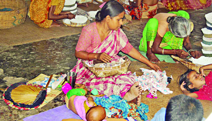 শিশুকে কোলে নিয়ে বিড়ি বাধছেন মায়েরা, জানেনই না শিশু আক্রান্ত হচ্ছে তামাকের বিষে  