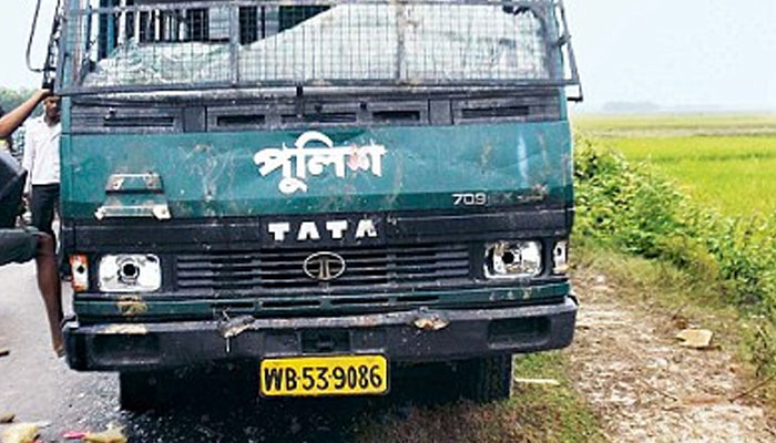 বোমা উদ্ধারে গিয়ে তৃণমূল কর্মীদের হাতে নিগৃহীত রায়নার ওসি 