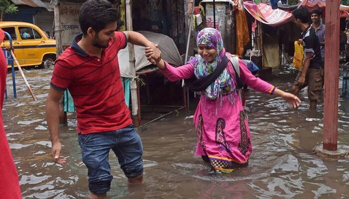 কালো মেঘের অভিমানি কান্নায় বানভাসি তিলোত্তমা, নিকাশির উন্নতি আকাশ-কুসুম কল্পনাই   