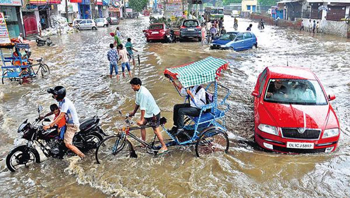 অতি বৃষ্টিতে ভাসছে গোটা উত্তর ভারত, দিল্লিতে রেকর্ড বৃষ্টিপাত