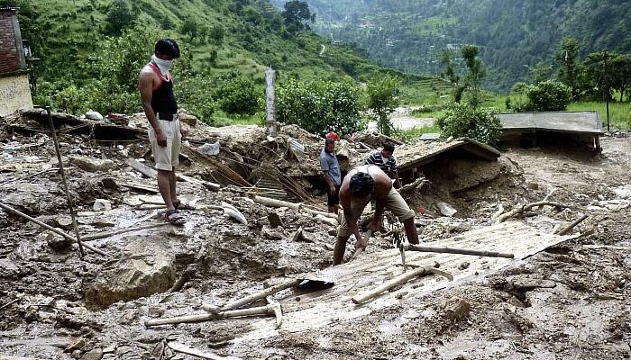 একটানা বৃষ্টিতে হিমাচলপ্রদেশে জায়গায় জায়গায় ধস, বিচ্ছিন্ন হয়েছে একাধিক গ্রাম, বন্ধ রাস্তাঘাট 