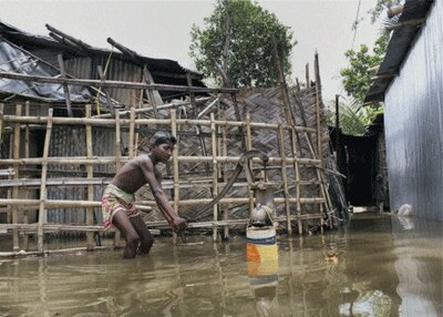 বন্যা মোকাবিলায় কতটা তৈরি উত্তর দিনাজপুর? ত্রাণশিবিরের বেহাল দশায় অশনি সঙ্কেত  