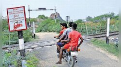 নিরাপত্তারক্ষীহীন লেবেল ক্রশিং পাহারার জন্য স্থানীয় ক্লাবগুলোকে অনুরোধ রেলের