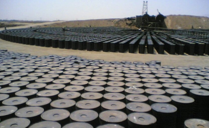 চাহিদা কম, যোগান বেশি, এই দুইয়ের ভারসাম্য না থাকায় কমছে অপরিশোধিত তেলের দাম