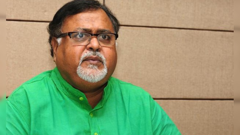  কোচবিহারের এ বি এন শীল কলেজে বহিরাগতদের রোষের মুখে পড়লেন সাংবাদিকেরা!