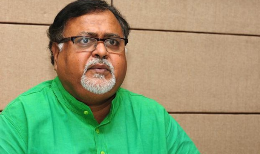  কোচবিহারের এ বি এন শীল কলেজে বহিরাগতদের রোষের মুখে পড়লেন সাংবাদিকেরা!