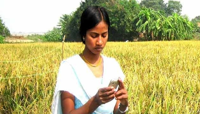 অবিবাহিত মেয়েদের মোবাইল ব্যবহারে নিষেধাজ্ঞা জারি