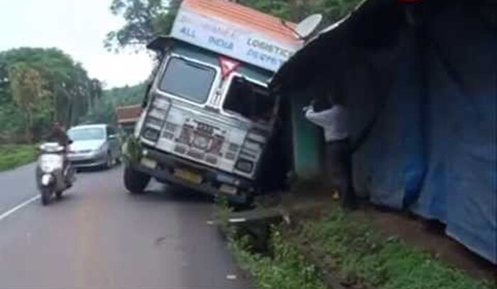 কন্টেনারের চাকার পিষ্ট হয়ে মৃত্যু মহিলার