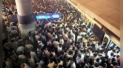 হাওড়া স্টেশন থেকে ট্রেন চলাচল বন্ধ