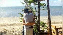 এই ছবিতে কে কাকে জড়িয়ে আছে, বলুন দেখি?