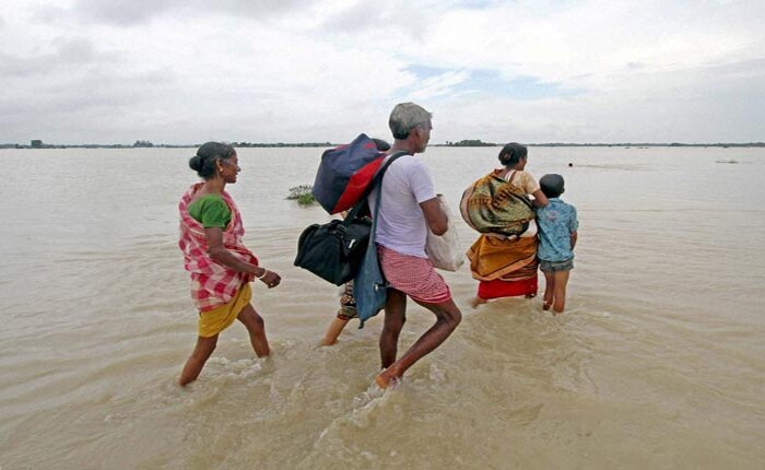  একটানা বৃষ্টিতে বিপর্যস্ত রাজ্যের অনেক জায়গার জনজীবন