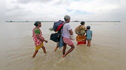  একটানা বৃষ্টিতে বিপর্যস্ত রাজ্যের অনেক জায়গার জনজীবন