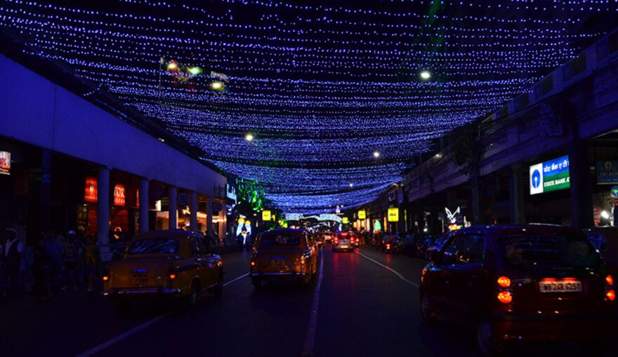 জেনেই হোক অথবা না জেনেই, নীল আলো শহরে বসানোর জন্য ধন্যবাদ দিতে চাই মুখ্যমন্ত্রীকে