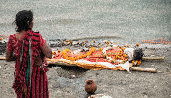 কাঠ জোগাড় করতে না পেরে স্বামী স্ত্রীর শেষকৃত্য করলেন টায়ার, আবর্জনায় পড়ে থাকা প্ল্যাস্টিক দিয়ে 