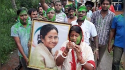  সিঙ্গুরে উত্সবের মঞ্চ থেকে জমির পরচা ও দলিল অনিচ্ছুক চাষির হাতে তুলে দেবেন মুখ্যমন্ত্রী