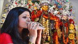 সেলিব্রিটি ইমেজ ঝেড়ে ফেলে বাড়ির লোকেদের সঙ্গে পুজোর কাজে হাত লাগালেন কোয়েল