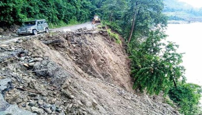 লাগাতার বৃষ্টি এবং মাটি ধ্বসে বিপর্যস্ত উত্তরবঙ্গের কয়েকটি জেলা