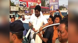 বাবুল সুপ্রিয়কে লক্ষ্য করে ইট, ভাঙচুর গাড়ি