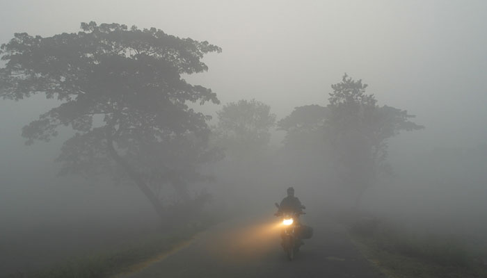 ঘন কুয়াশার চাদরে ঢাকা পড়েছে বাঁকুড়া