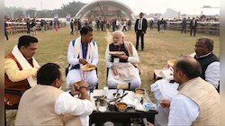 জনসভায় সকলের সঙ্গে বসে বাড়ির খাবার খেলেন 'সাম্যবাদে' অটল মোদী : বিজেপি