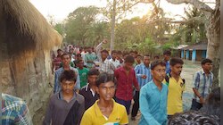 পুলিস ধরেনি তাই আজ স্থানীয় বাসিন্দারাই ধরল দুষ্কৃতীদের