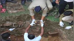 প্রথমে মা তারপর বাবা, এক সন্ধেয় দুজনকে খুন করে উদয়ন!