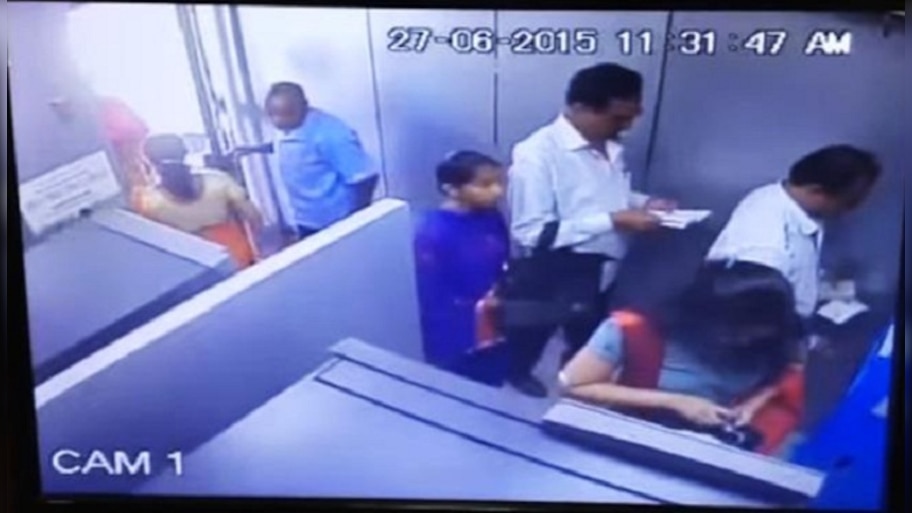 এরপর থেকে ব্যাঙ্কে সাবধান! এই ঘটনা আপনার সঙ্গেও ঘটতে পারে