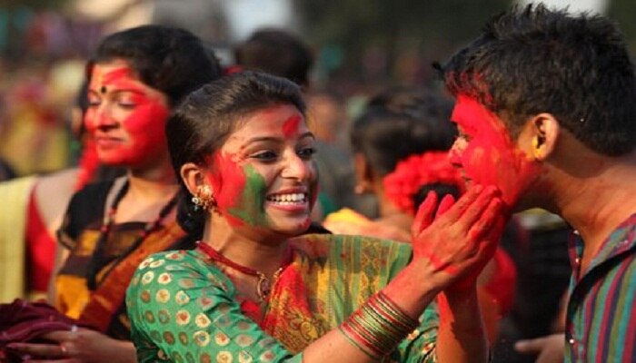 হাওয়ায় হাওয়ায় লেগেছে যে রং, দোল উত্সবে মাতল রাজ্য