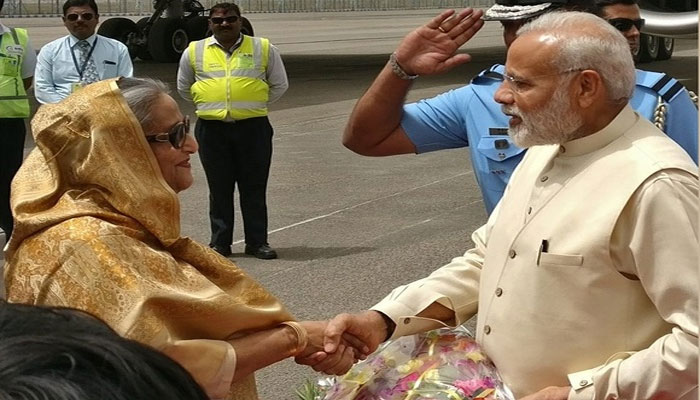 শেখ হাসিনাকে অভ্যর্থনা জানাতে গিয়ে প্রোটোকল ভাঙলেন মোদী