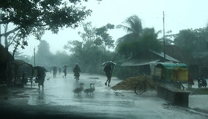 মোরায় চেপে সম্ভবত সময়ের আগেই বঙ্গে বর্ষা