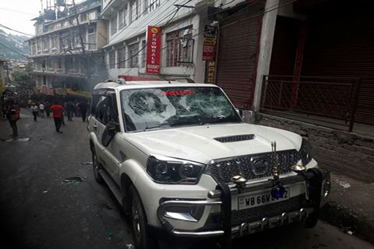 মোর্চার অশান্তিতে বিপাকে পাহাড়ে আটকে কয়েক হাজার পর্যটক!