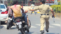 হেলমেট না পড়ায় বাইক আরোহীকে সবক শেখাতে গিয়ে নিজেই আইন ভাঙলেন হোমগার্ড