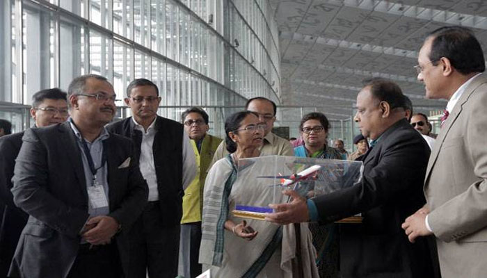 দুবাই থেকে আমস্টারডামগামী ফ্লাই এমিরেটসের বিমান মমতাময় হয়ে উঠল