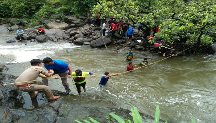 মহারাষ্ট্র পুলিসের কর্মদক্ষতায় উদ্ধার হড়পা বানে আটকে পড়া ৫৫ ছাত্রছাত্রী