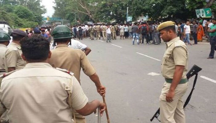 পাহাড়ে আক্রান্ত পুলিস, তাদের ওপর হামলা চালায় মোর্চা সমর্থকরা