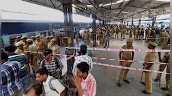 পাহাড়িয়া এক্সপ্রেসের সংরক্ষিত কামরায় যাত্রীর থেকে সর্বস্ব লুঠ