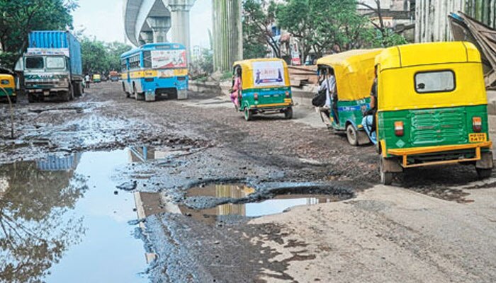 রাস্তার বেহাল দশা, প্রাণ হাতেই চলছে যাতায়াত