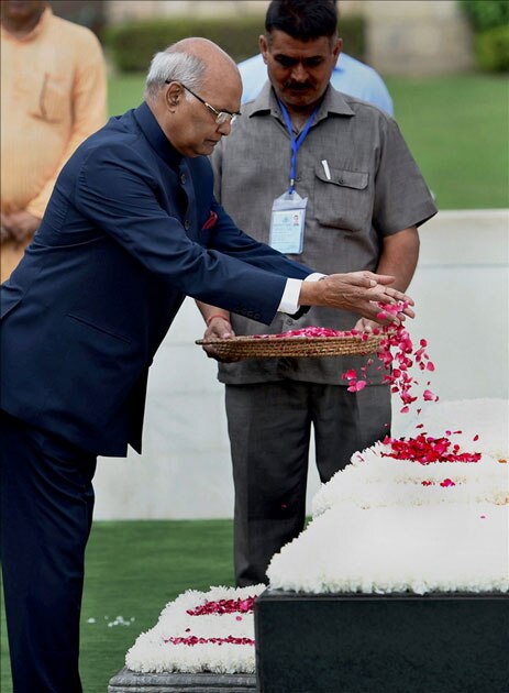 মহাত্মার প্রতি শ্রদ্ধা জানাচ্ছেন রামনাথ কোবিন্দ