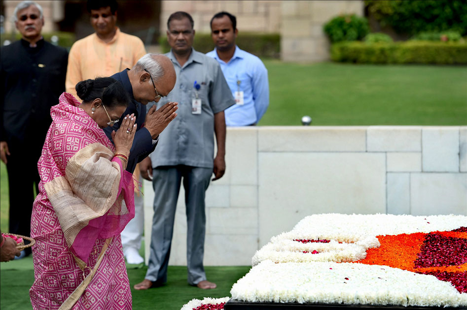 মহাত্মার প্রতি সস্ত্রীক শ্রদ্ধা জানাচ্ছেন রামনাথ কোবিন্দ