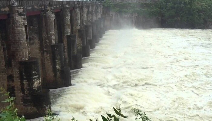 মুকুটমণিপুর বাঁধ থেকে জল ছাড়ায় বাঁকুড়ার বিস্তীর্ণ এলাকায় নতুন করে বন্যার আশঙ্কা