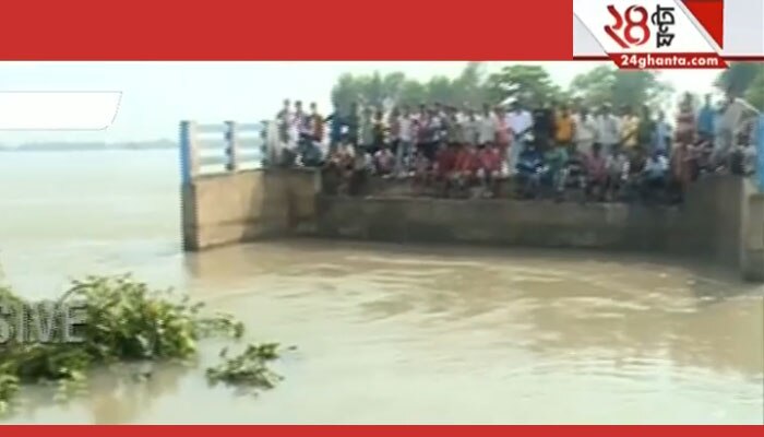 জলবন্দি অবস্থায় বালুরঘাট, খাবার ও পানীয় জল পৌছে দিচ্ছে স্থানীয় ক্লাবগুলো