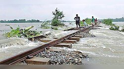 বন্যায় ভারতীয় রেলের ক্ষতি বেড়ে দাঁড়াল ১৫০ কোটি টাকায়