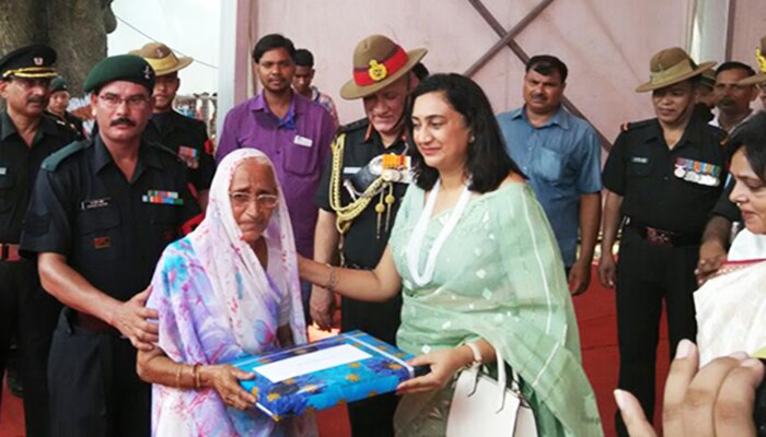 ভারত-পাক ‌যুদ্ধে শহিদের স্ত্রীর পা ছুঁয়ে শ্রদ্ধা জানালেন সেনাপ্রধান